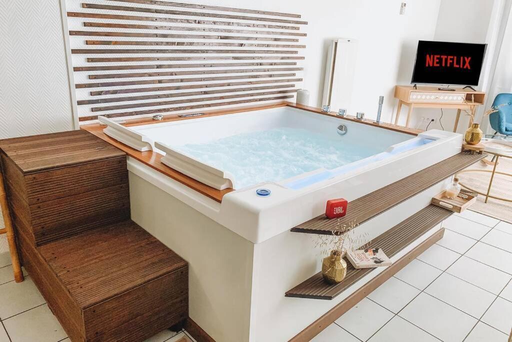 Ferienwohnung Nuit D'Exception - Loft Avec Jacuzzi Bordeaux Exterior foto