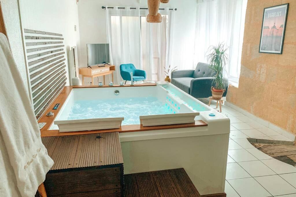 Ferienwohnung Nuit D'Exception - Loft Avec Jacuzzi Bordeaux Exterior foto